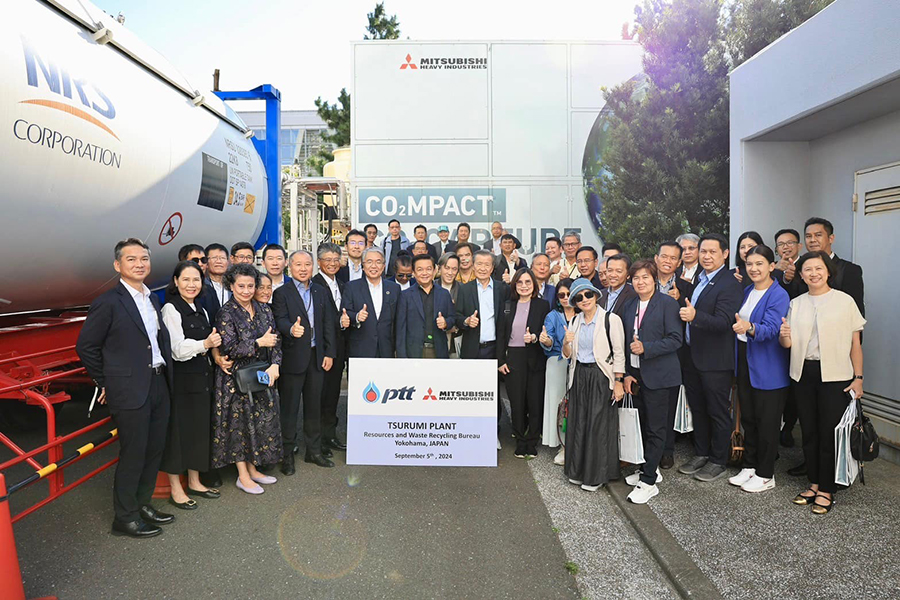 PTT and MHI members are taking group photo together upon seeing carbon capture unit.